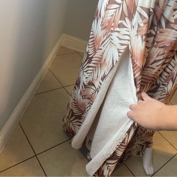 New Women’s tropical leaf maxi dress 
Size Medium
New 
Brand is Forever 21 - Picture 10 of 14